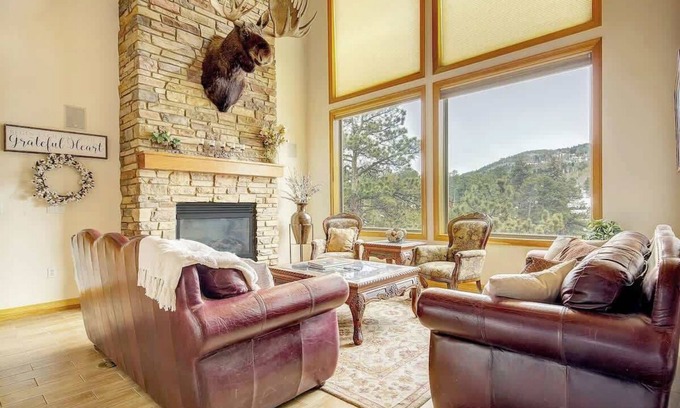 Morrison House | Idyllic Mountain Retreat with Kitchen and Breakfast Included