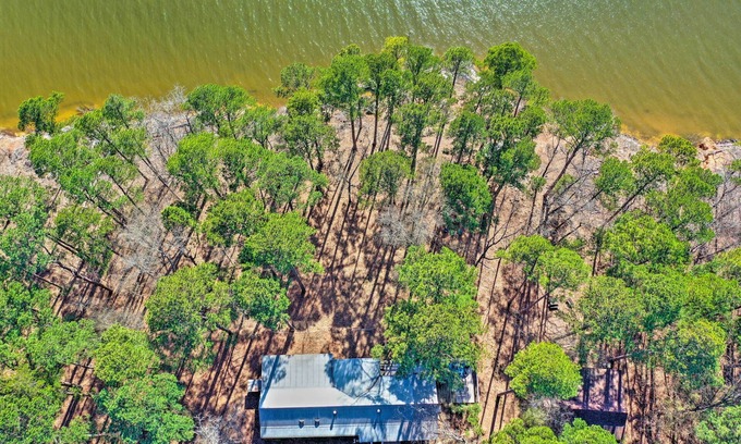 Avinger House | Discover Avinger Retreat with Lake Access & Spa Amenities