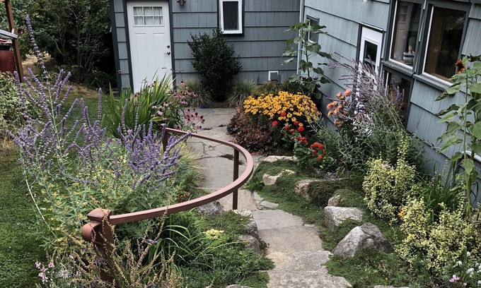 Phinney Ridge Cottage | Inviting Cottage Retreat with Spa and Breakfast in Phinney Ridge