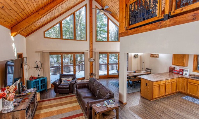 Sturgeon Bay Cabin | Ideal Dog-Friendly Cabin Nestled in the Woods, 10/10 Rated
