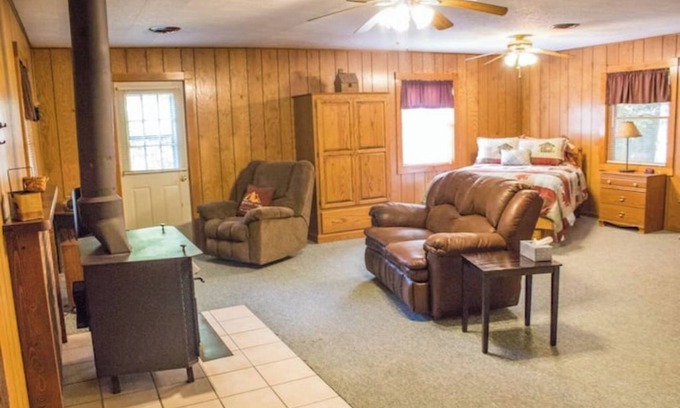 Triumph Cabin | Relaxing Cabin Retreat Near Starved Rock with Whirlpool Tub