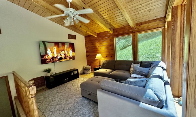 Townsend Cabin | Explore a 22+ Acre Oasis Near Cades Cove & National Park