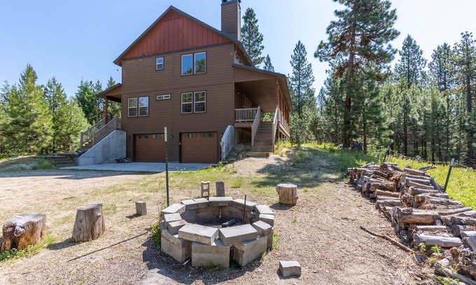 Cascade Cabin | Idyllic Cabin Retreat with Fireplace on 6 Acres - Sleeps 11