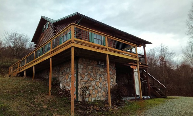 Laurelville Cabin | Idyllic Retreat at Laurel Springs Farm: Spa, Hot Tub & More