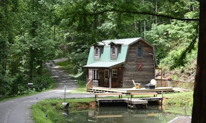 Flat Rock House | Romantic Cabin Retreat: Ideal for Couples & Families