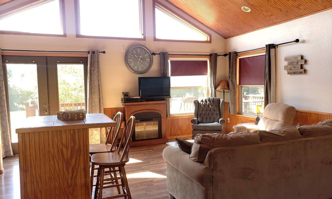 Hatton Cabin | Secluded Cabin with Deck Near Cossatot River - 10/10 Rating
