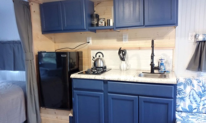Clear House | Private 5-Acre Retreat with Hot Shower & Family-Friendly Perks