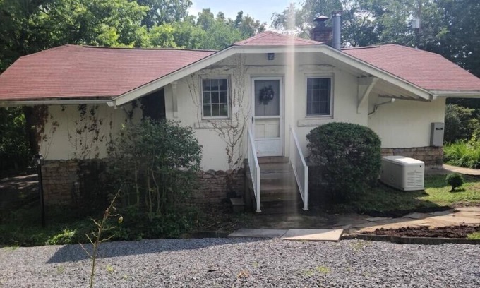 Morgantown House | Serene Carriage House Retreat Near Downtown with Breakfast