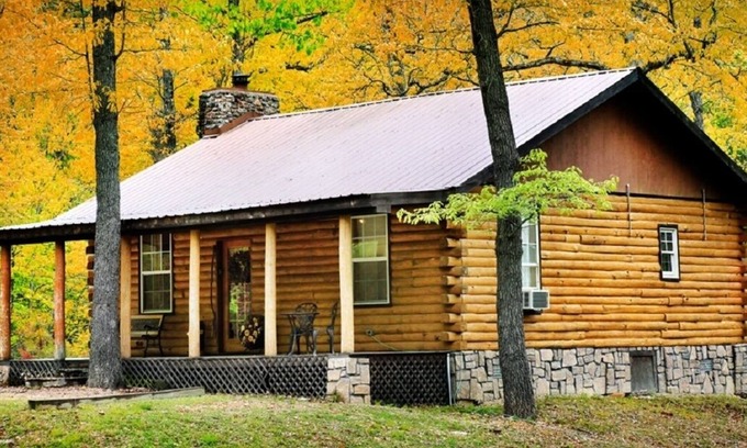 Eureka Springs Cabin | Cozy Cabin Retreat with Jacuzzi Tub and Pet-Friendly Vibes