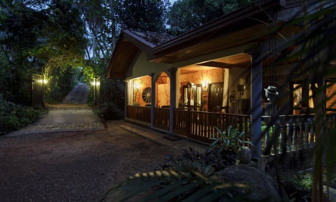 Hikkaduwa House | Cozy Oceanfront Bungalow with Unlimited Wi-Fi & Spa