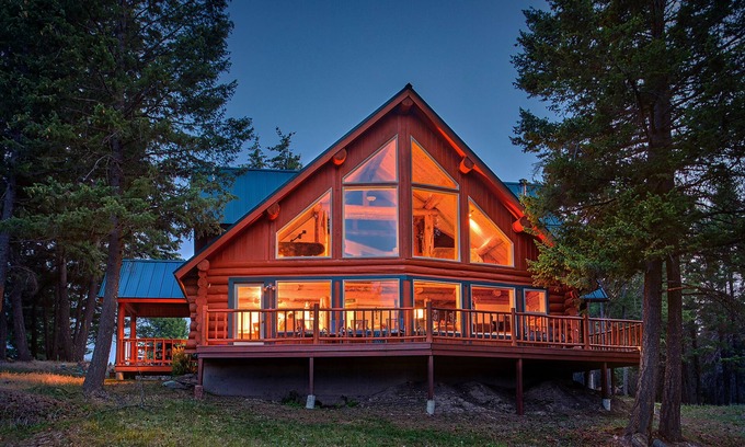 Kalispell House | Idyllic Glacier-View Log Home with Pool & Breakfast Included