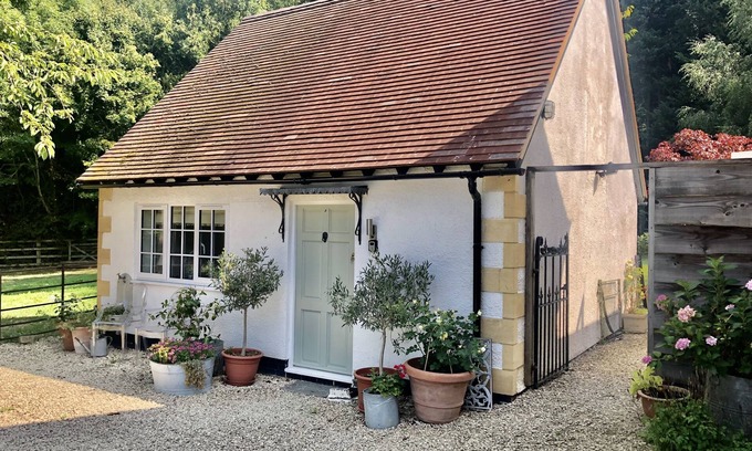 Broadway Cottage | Cozy Cottage Steps from Broadway Centre with Pool & Spa