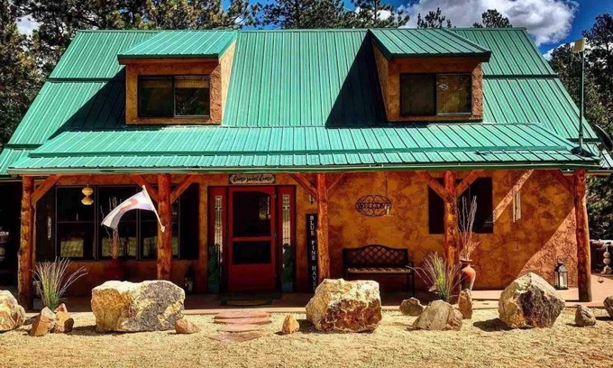 Westcliffe Cottage | Idyllic Cottage Near Shops, Lake & Mountains: 10/10 Rated