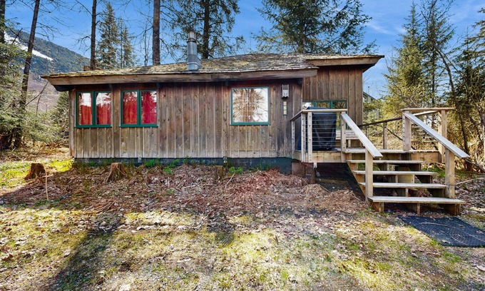 Alyeska House | Relaxing Cottage with Mountain Views and Cozy Fireplace