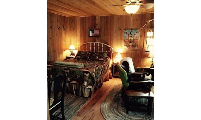 Lewis Cabin | Inviting Forest Retreat with Breakfast & Kids' Amenities