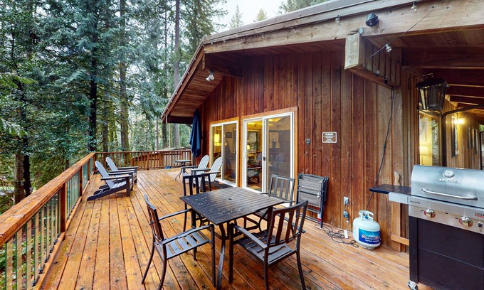 Mount Hood Village Cabin | Dog-Friendly Cabin with Fireplaces, Deck & Spa Amenities