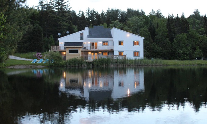 Londonderry House | Secluded Estate: Private Lake, Pool & Hot Tub Retreat
