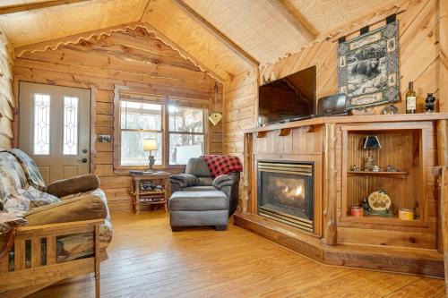Dahlonega House | Cozy Family Retreat in Dahlonega with Relaxing Hot Tub