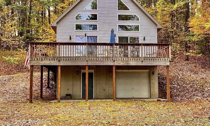 Hesston Cabin | Serene Getaway: Lake Views, Trails & Pet-Friendly Fun!