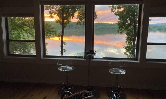 Jones Mills Cottage | Serene Escape at Lake Catherine: Kayaks, Fishing & Spa