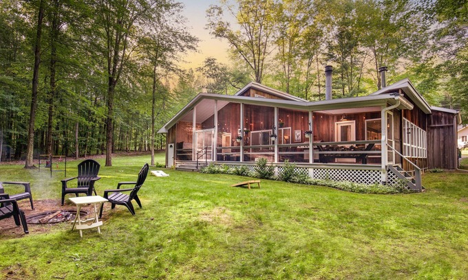 Canadian Lakes Cabin | Secluded Getaway with Hot Tub and Relaxing Porch Retreat