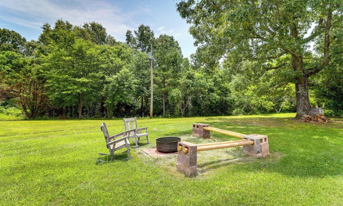 Harrison House | Tranquil Harrison Retreat with Spa, Breakfast & Kitchen