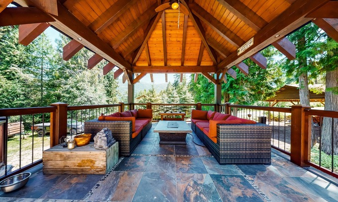Christina Lake House | Idyllic Retreat with Gazebo & BBQ Near the Beach