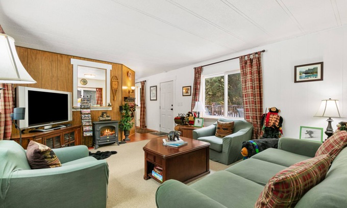 Gold Bar House | Tranquil Retreat with Hot Tub, Firepit & Deck