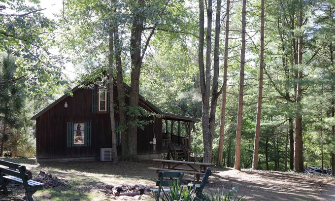 Old Washington Cabin | Cozy Hot Tub Cabin in Southeast Ohio - Guest Rated 10/10