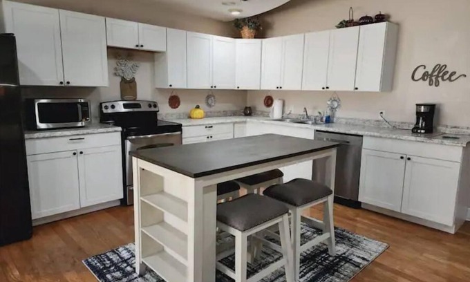 Candler House | Tranquil Retreat in the Heart of the City - Pet Friendly
