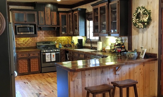 Taylor House | Perfect Lodge with Lake Access for Large Groups near Oxford