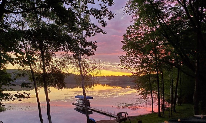 Big Rapids Cottage | Secluded Lakefront Log Home on 4 Acres With Sauna
