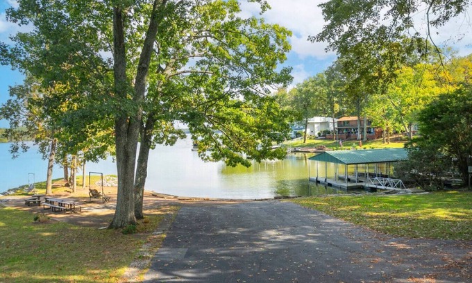 Mount Juliet Apartment | Breathtaking Lakefront Retreat with Game Room & Family-Friendly