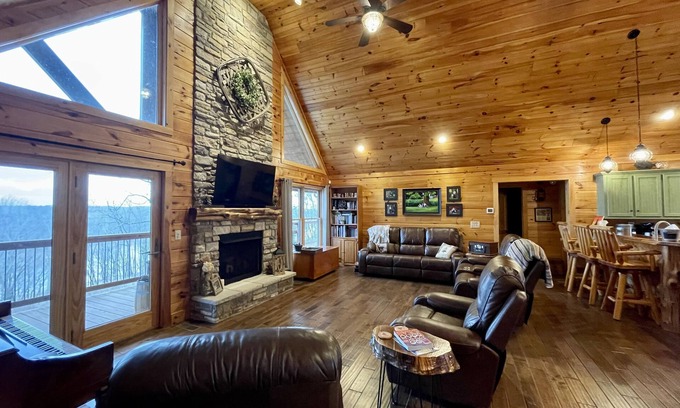 Etoile Cabin | Tranquil Lakeside Retreat with Pool & Hot Tub Awaiting You