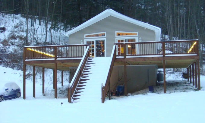 Mehoopany Cabin | Relaxing Rural Retreat: Secluded Lodge with Spa and Pool