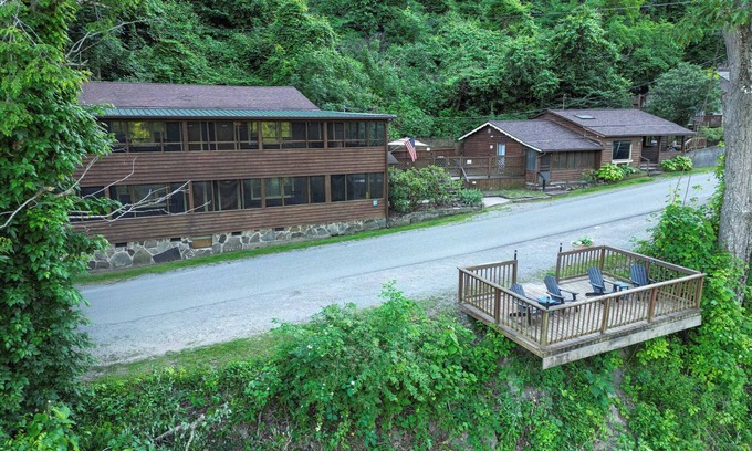 Elkins Cabin | Relaxing Lodge with Free Coffee, Tea & Family-Friendly Amenities