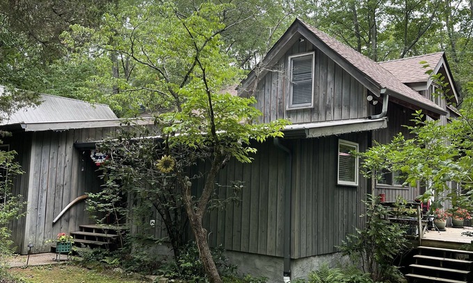 Sewanee Cabin | Idyllic Log Cabin Retreat Steps from the University of the South