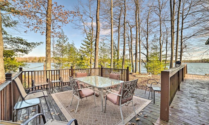 Hawks Cottage | Exclusive Lost Lake Cottage with Loft & Amazing Amenities