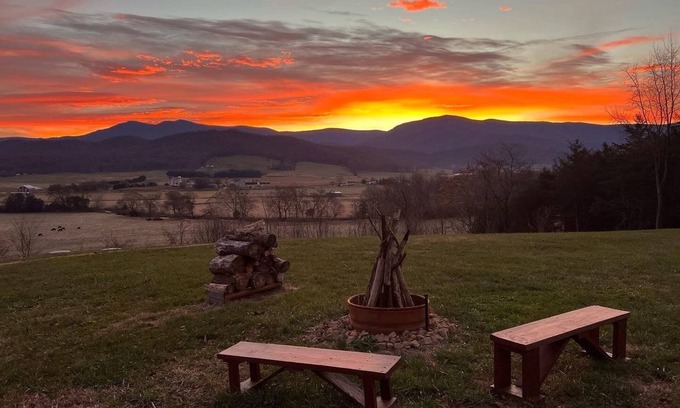 Stanley House | Idyllic Mountain Retreat: Fire Pit, Hot Tub & Game Room