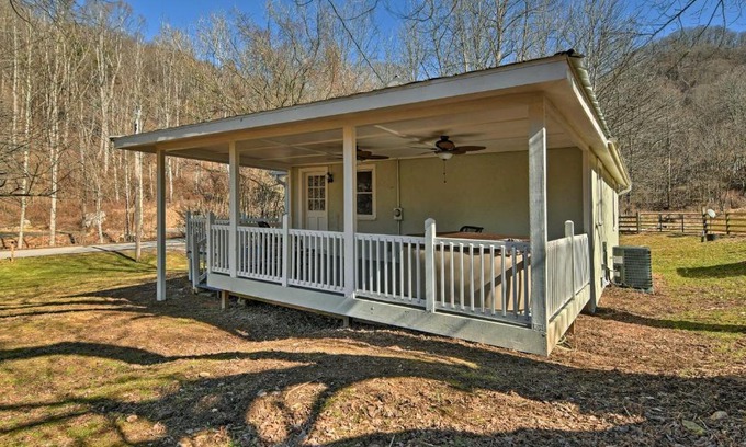 Marshall House | Cozy Marshall Cottage with Hot Tub & Mountain Views