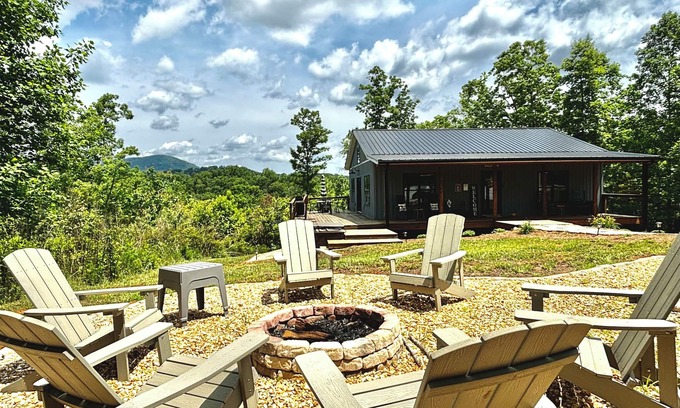 Dahlonega House | Idyllic Mountain Retreat with Hot Tub & Nearby Wineries
