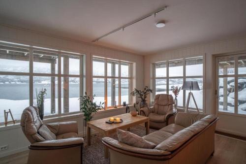 Laukeng Apartment | Idyllic Northern Light Apartment with Oceanfront Views