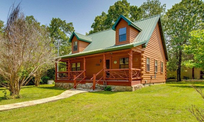 Oakland Cabin | Cozy Oakland Cabin with Private Yard and Spa Amenities