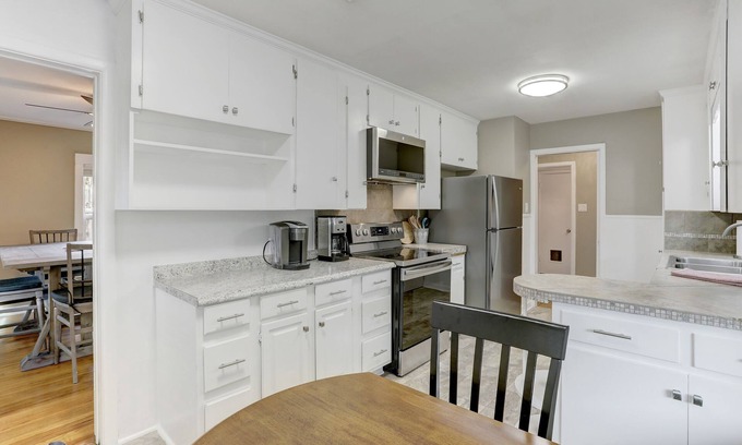Austin House | Tranquil Cottage Near Downtown Austin and Lake Activities