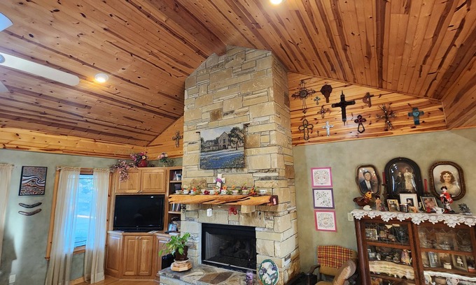Comfort House | Pet-Friendly Retreat Amidst Scenic Hill Country Bliss