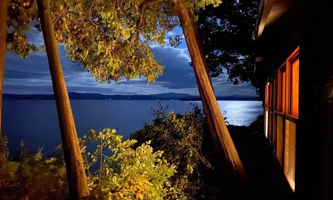 South Hero Cottage | Private Lakefront Cottage with Spa & Hot Tub - 10/10 Rating