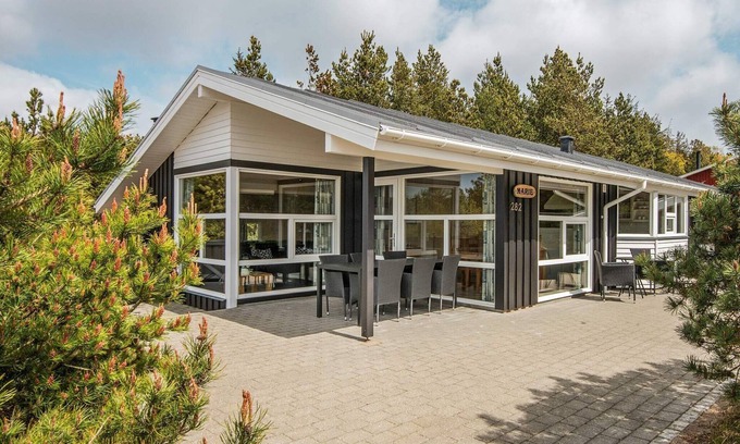 Henne House | Ideal 6-Person Holiday Home in Henne with Great Amenities