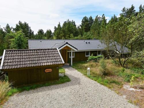 Houstrup House | Spacious 8-Person Retreat with Hot Tub in Nørre Nebel