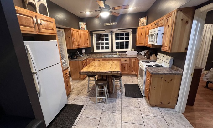 Norristown Cabin | Idyllic Riverfront Cabin - Guest Rated 10/10 & Pet Friendly