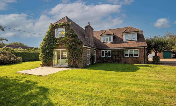 Birdham House | Serene Rural Escape Near the Beach with Family-Friendly Amenities